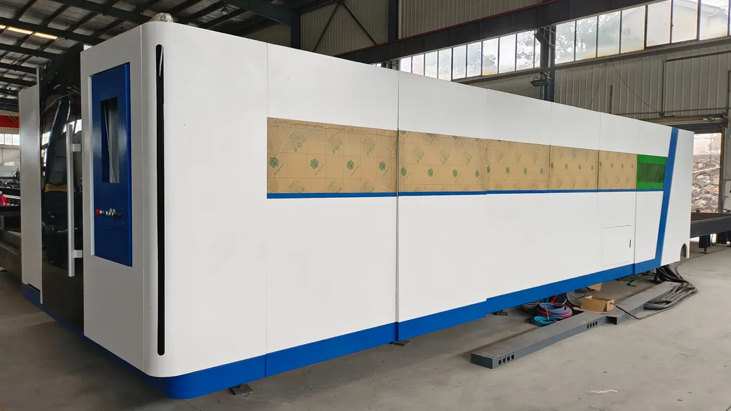 Máquina a laser de corte de metais com cobertura protetora fechada e velocidade de corte 0-40m/min 0