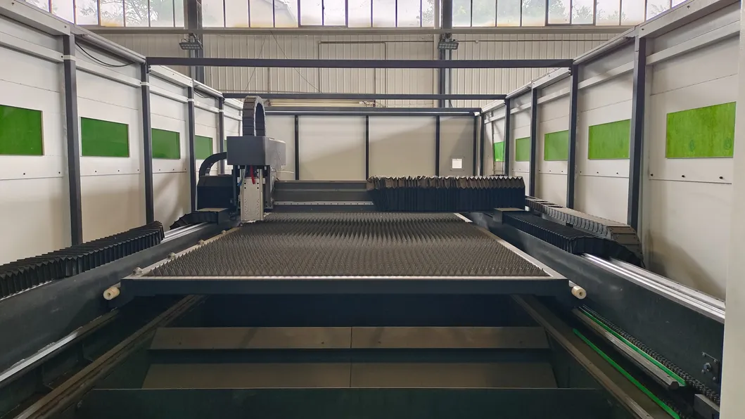 Máquina a laser de corte de metais com cobertura protetora fechada e velocidade de corte 0-40m/min 2